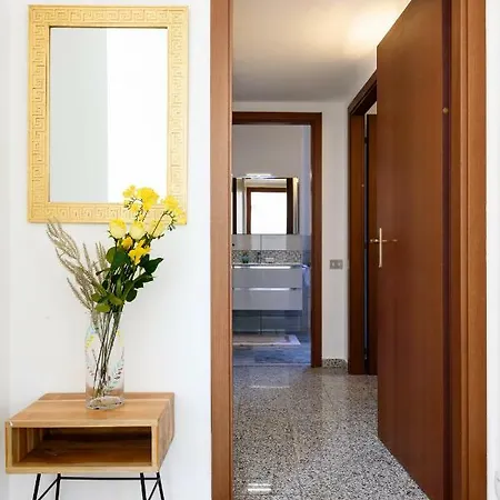 Lora Apartment, Free Private Parking, Self Check In Côme